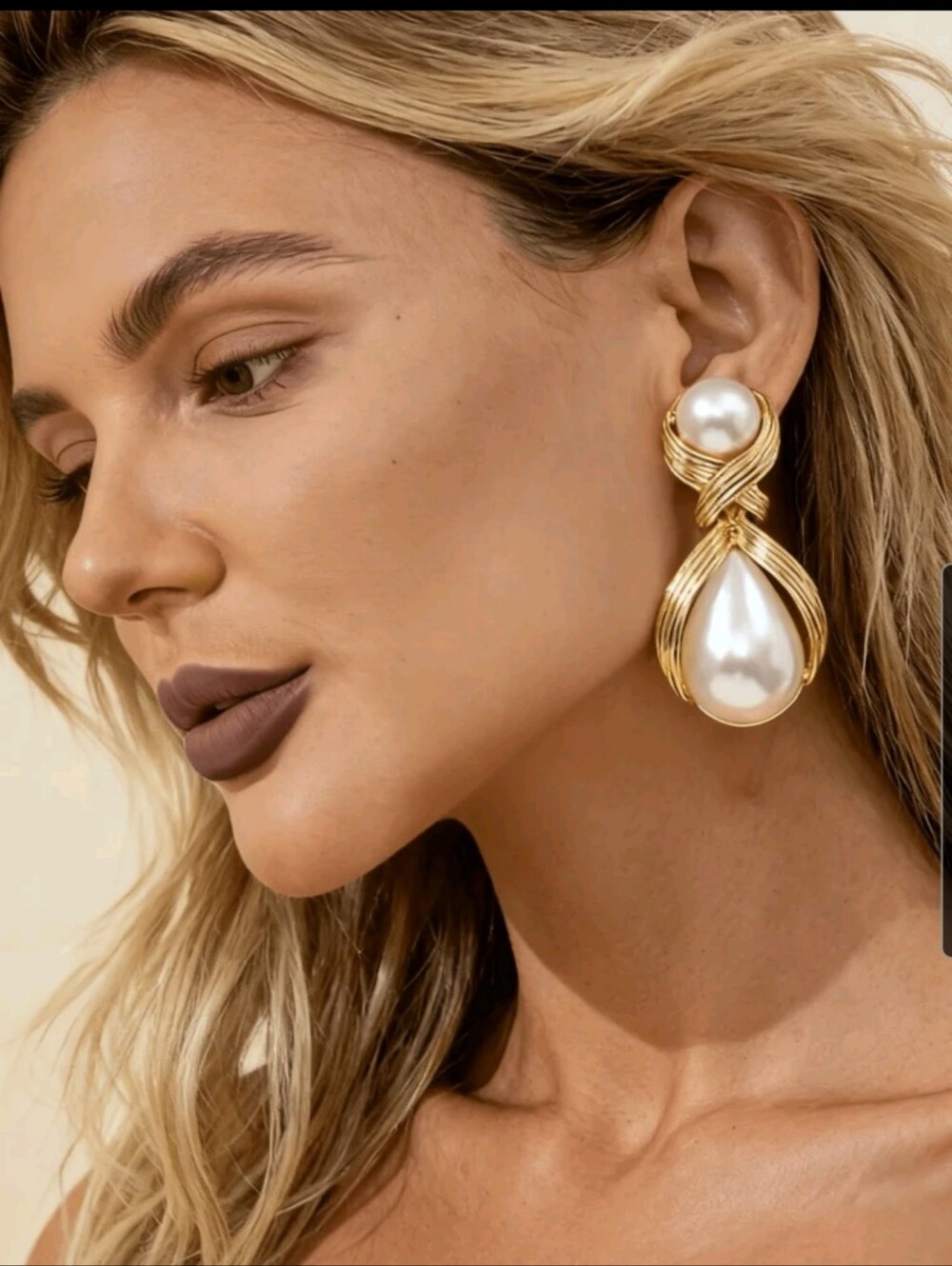 BRAND NEW ** Gold and Pearl Drop Statement Earrings